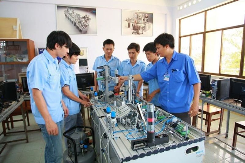 Kỹ Thuật Viên Là Gì? Công Việc Của Chuyên Viên Kỹ Thuật? 2 kỹ thuật viên là gì
