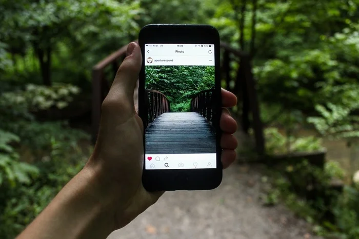 Ephemeral Content: Sự lên ngôi của nội dung ngắn hạn 3 Facebook và Instagram đang ưu tiên hiển thị Stories ở vị trí đầu trang